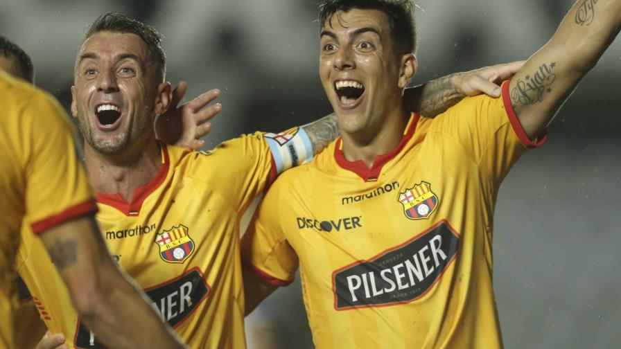 Barcelona sorprende al local Santos y lo vence 2-0