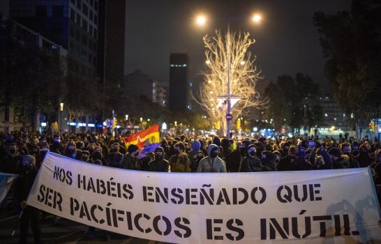 Barcelona vive su sexta noche de protestas violentas