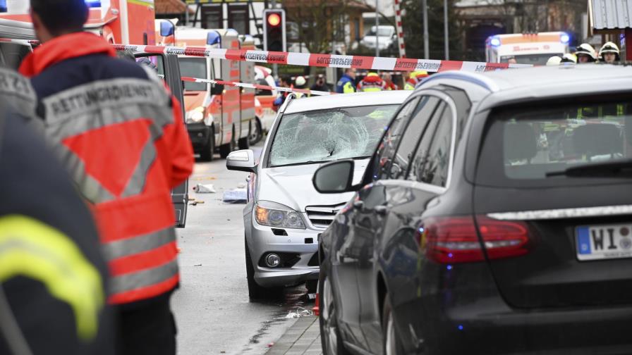 Vehículo embiste a multitud en carnaval de Alemania