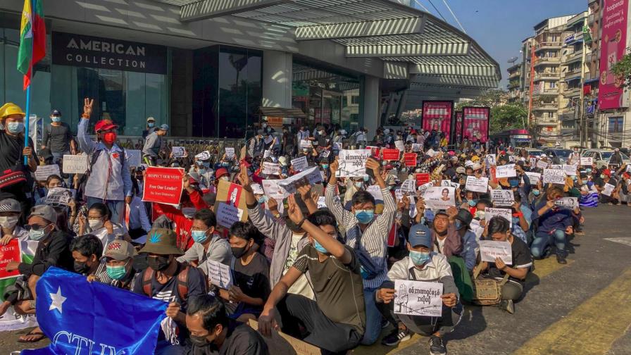 Policía de Myanmar actúa contra protestas por el golpe