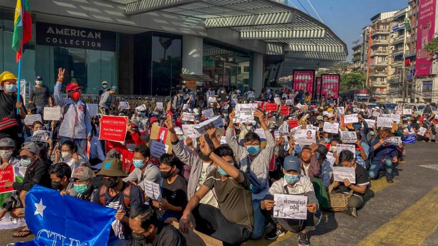 Policía de Myanmar actúa contra protestas por el golpe