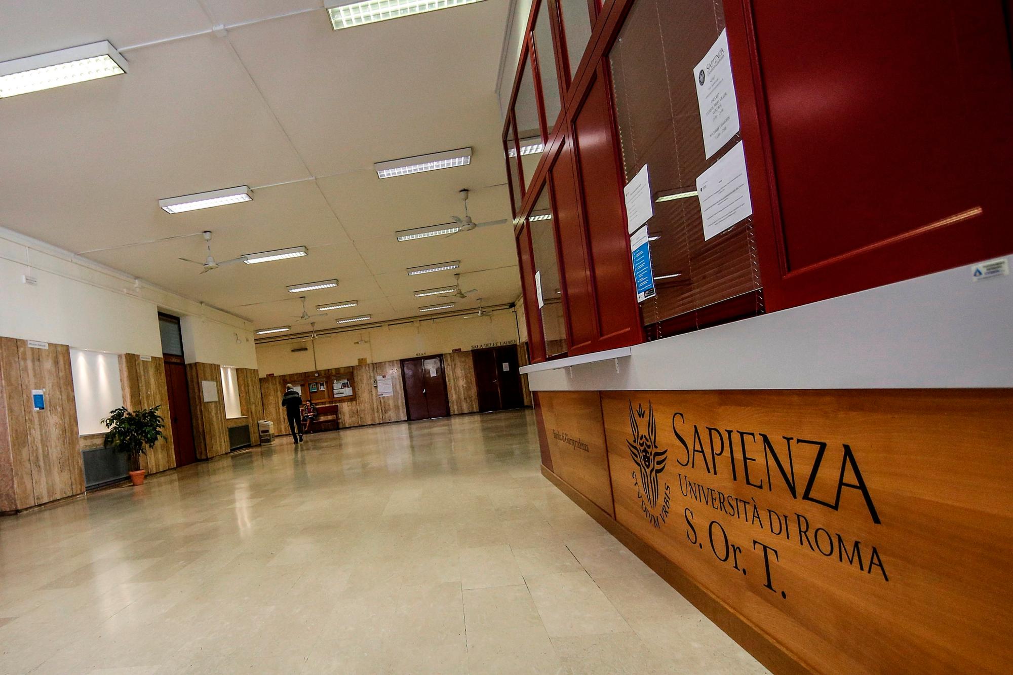 Una vista del campus casi desierto de la Universidad La Sapienza en Roma, Italia, 05 de marzo de 2020. Todas las escuelas e instituciones de aprendizaje en toda Italia han estado cerradas hasta el 15 de marzo de 2020 en un intento para detener la propagación del coronavirus SARS-CoV-2 que causa la enfermedad COVID-19. Hasta ahora, ha habido al menos 2.700 casos confirmados y 107 muertes por la enfermedad en el país mediterráneo. (Italia, Roma) 