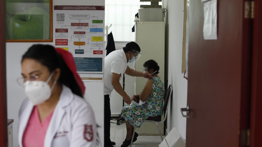 México inicia vacunación de mayores de 60 años