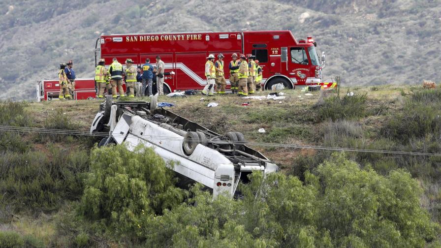 Autobús vuelca en California; hay 3 muertos y 18 heridos Autobús vuelca en California; hay 3 muertos y 18 heridos