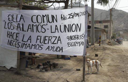 Dura vida para mujeres que cocinan en ollas comunes de Perú