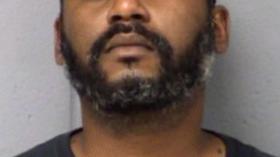 Arrestan a expolicía de Texas buscado por triple asesinato
