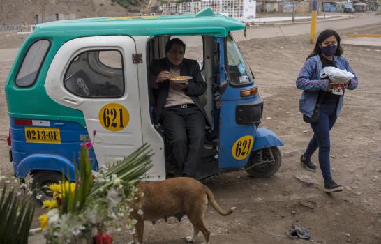 Peruanos salen en masa tras finalizar cuarentena de 106 días