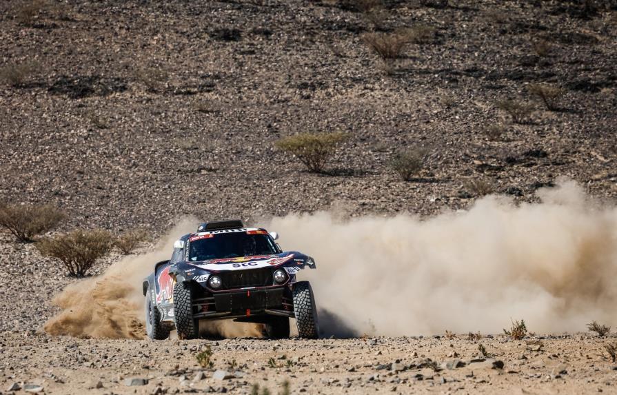 Carlos Sainz gana la primera etapa y lidera la general en Rally Dakar