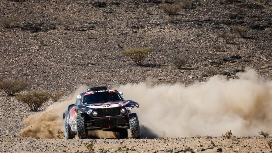 Carlos Sainz gana la primera etapa y lidera la general en Rally Dakar