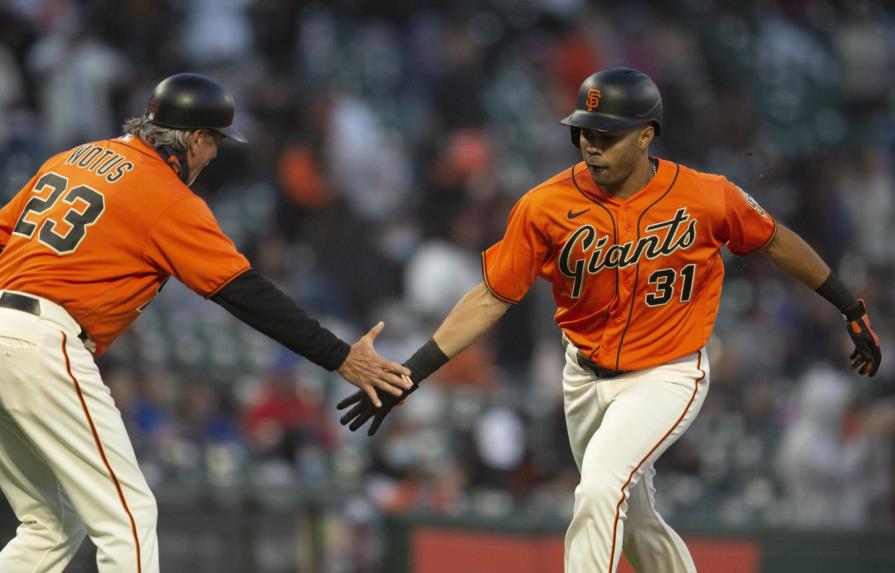 Gigantes pegan cuatro jonrones, superan a Arrieta y Cachorros 8-5