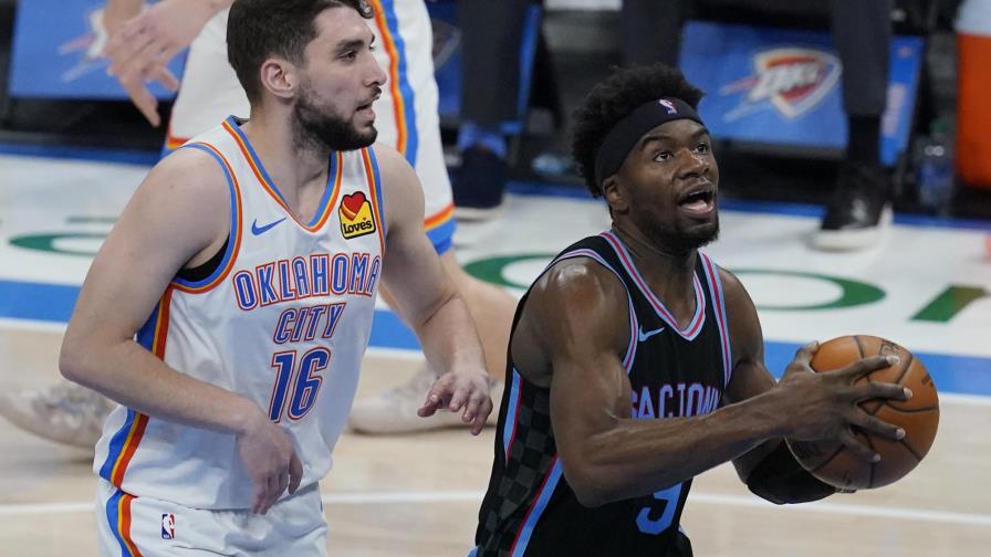 Hield aporta 18 puntos y 11 rebotes a triunfo de Kings