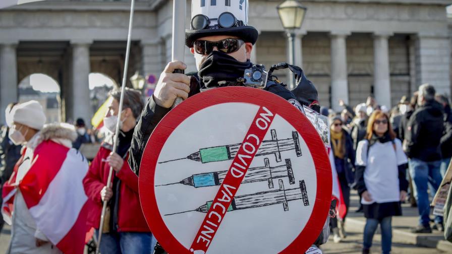 Las variantes ómicron y delta complican toma de decisiones