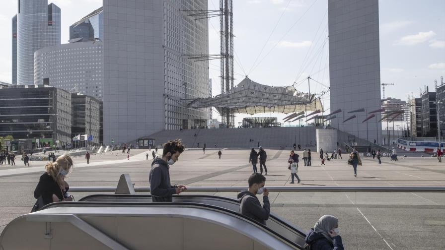 París lentamente despierta al relajarse medidas por virus