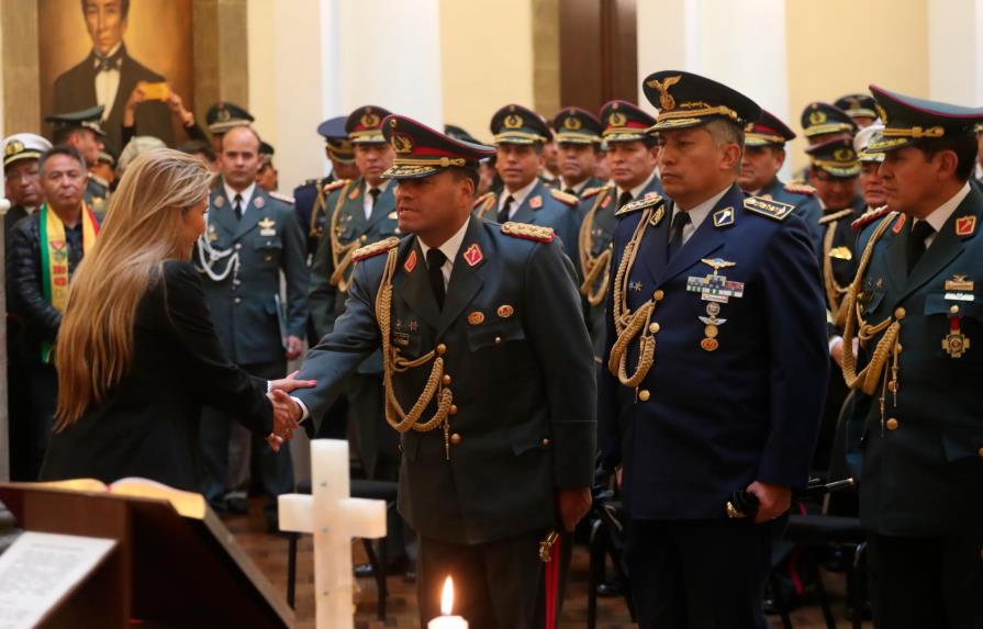 La presidenta de Bolivia remueve al Alto Mando Militar como primera medida