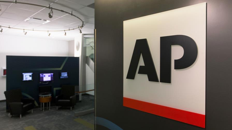 AP dice que revisará política de redes sociales tras despido