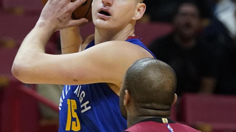 Jokic anota 24 puntos en regreso y Nuggets superan al Heat