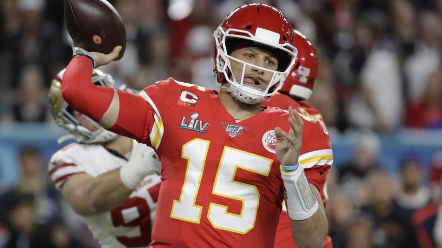 Chiefs y Mahomes acuerdan extensión de contrato por 10 años