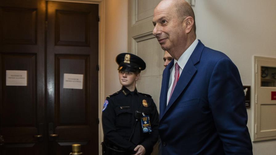 LO ÚLTIMO: Pence niega conversación con Sondland LO ÚLTIMO: Pence niega conversación con Sondland