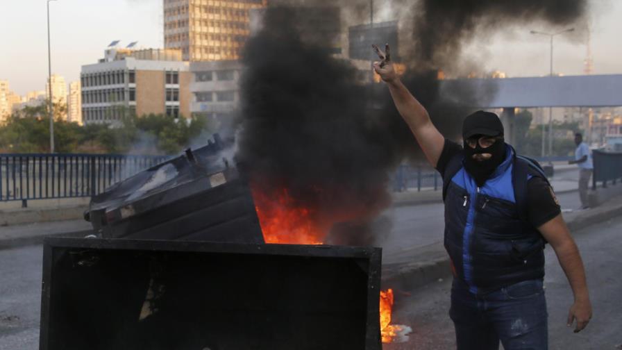 Manifestantes cortan carreteras en un Líbano paralizado