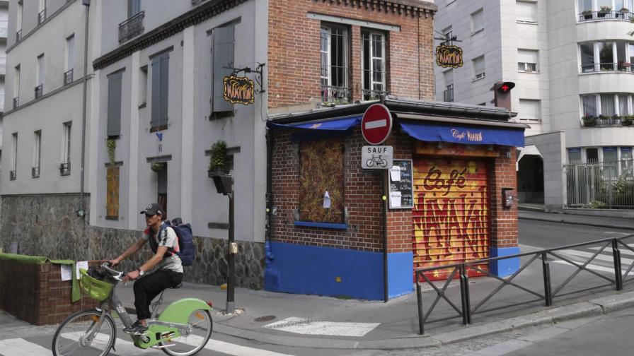 Cafés de Francia renuentes a exigir constancias COVID
