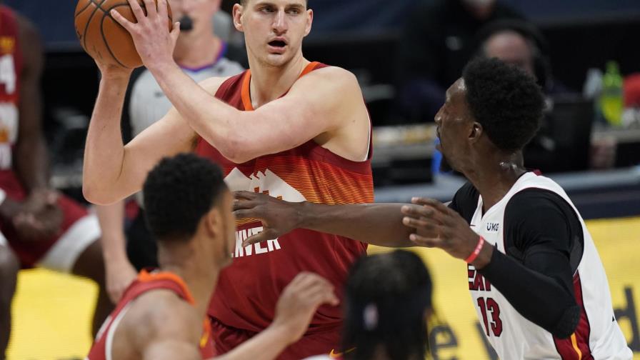 Nuggets ganan al Heat 123-106 con un triple doble de Jokic