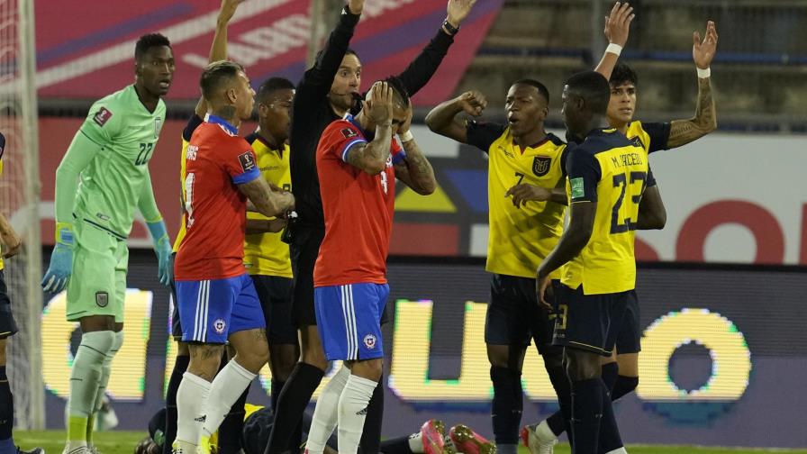 Ecuador logra triunfo inédito en Chile y atisba el Mundial