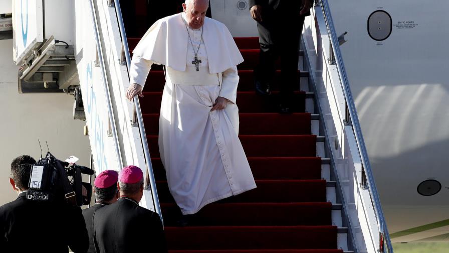 El papa pide paz entre las ruinas de iglesias en Mosul El papa pide paz entre las ruinas de iglesias en Mosul