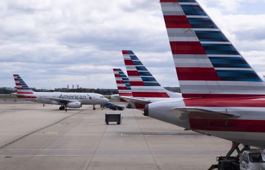 American Airlines advierte que podría suspender a 25,000 empleados