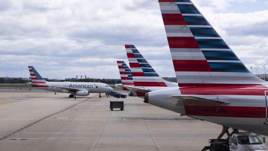American Airlines advierte que podría suspender a 25,000 empleados