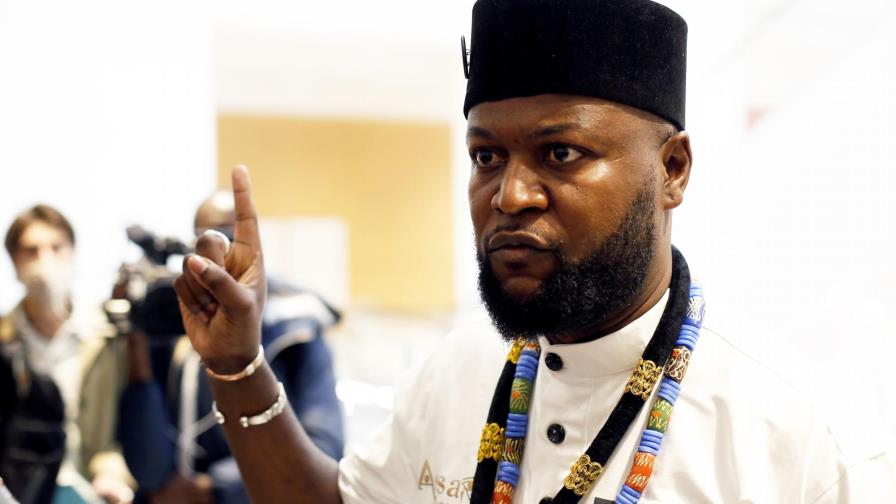 Multan a activista por tomar arte africano de museo francés