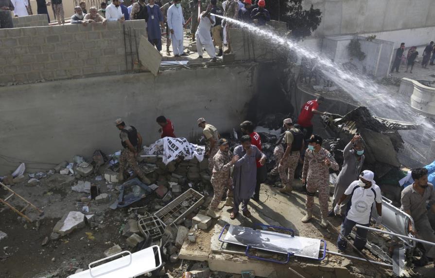 Dos personas sobreviven a caída de avión en Pakistán