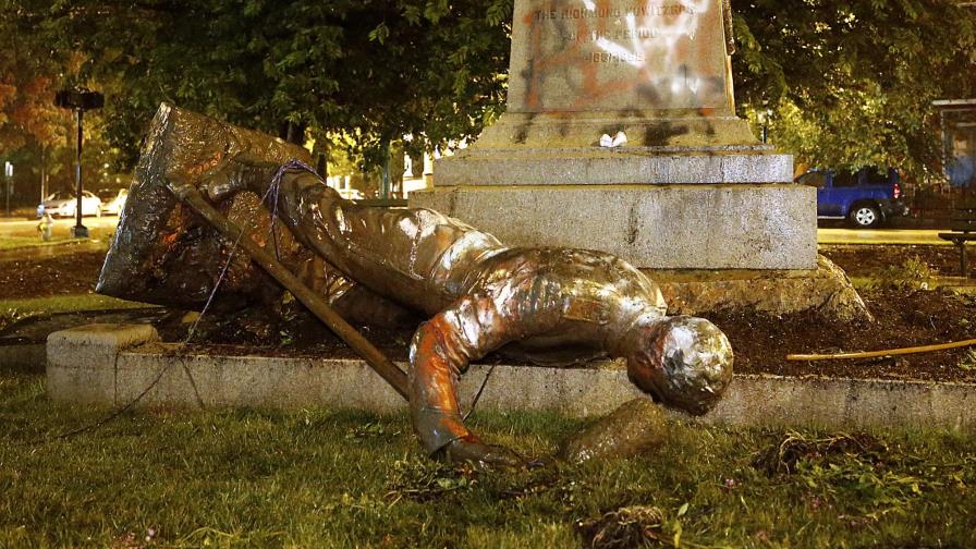 EEUU: Manifestantes tiran estatua confederada en Richmond