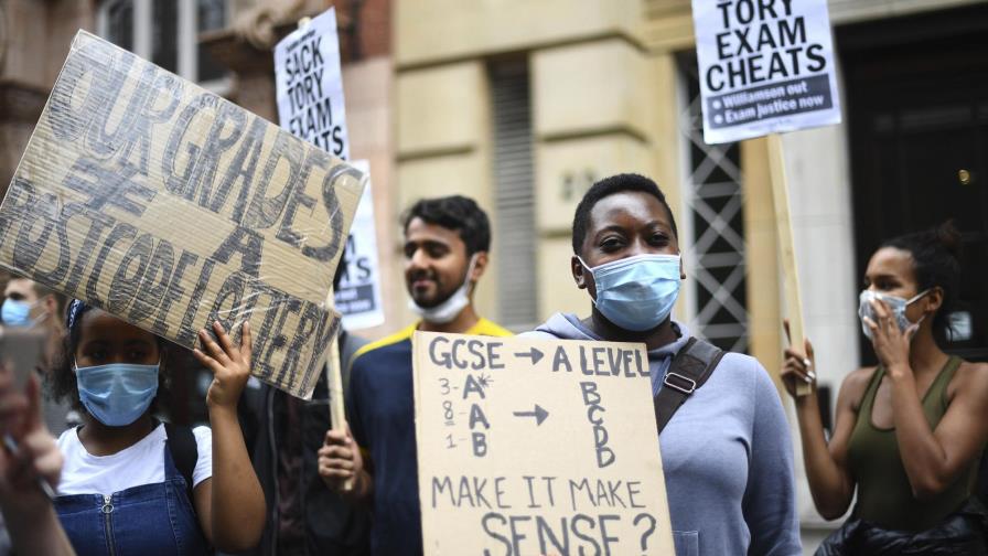 GB: Estudiantes protestan por sistema de calificaciones GB: Estudiantes protestan por sistema de calificaciones