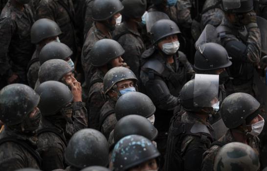 Fuerzas de Guatemala rocían gas lacrimógeno a migrantes