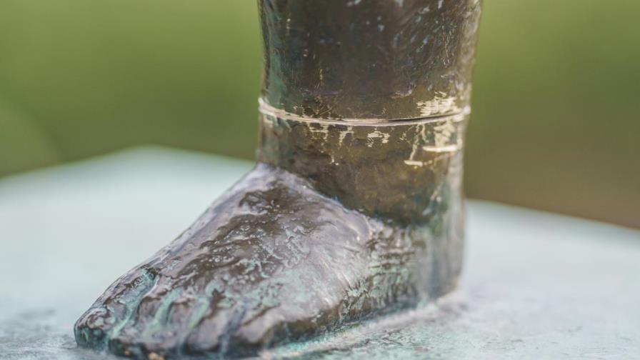 Vandalos dañan famosa estatua de bebé furioso en Oslo