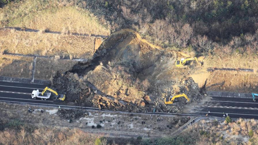 Un fuerte sismo provoca un alud de tierra en Japón