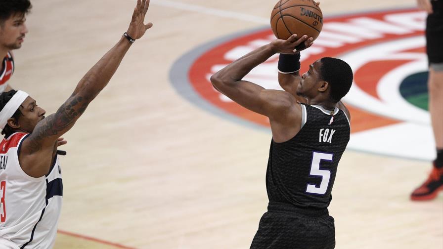Con tiro ganador de Fox, los Kings vencen 121-119 a Wizards