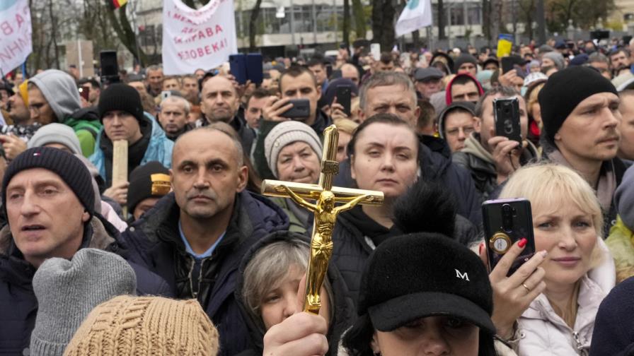 Ucranianos protestan contra vacunaciones por el  COVID-19