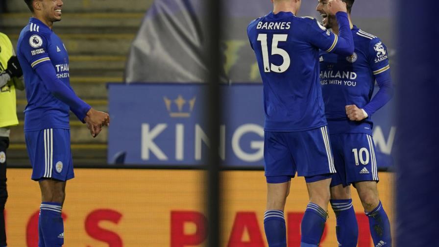 Leicester propina otro revés a Chelsea y es líder