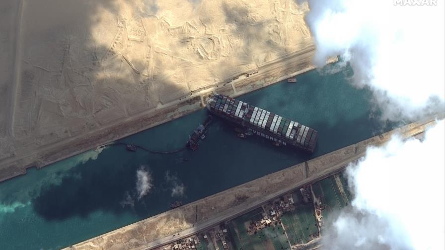 Más de 200 buques esperan liberación de carguero en Suez