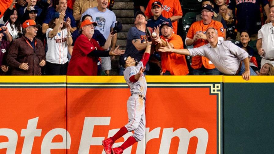 Reglas de béisbol: sanción por la interferencia que comete el fanático