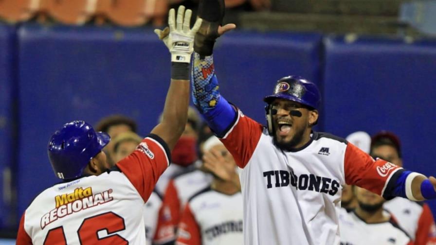 Tiburones sorprenden a Caribes en doble cartelera