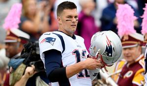 Tom Brady y nueve jugadores entrenan en grupo, desobedeciendo órdenes