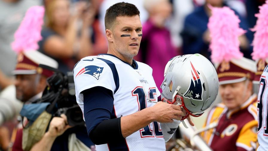 Tom Brady y nueve jugadores entrenan en grupo, desobedeciendo órdenes