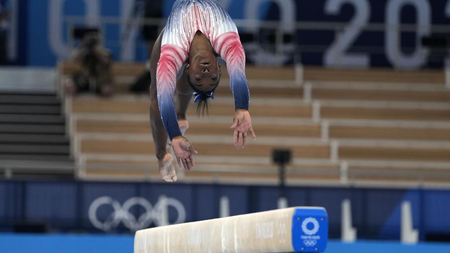 Biles reaparece con medalla de bronce en la viga