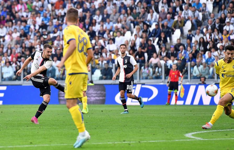 Ramsey y Buffon ayudan a Juventus a vencer a Verona 2-1