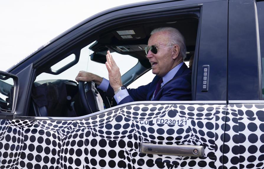 Biden regresa al volante en una camioneta eléctrica