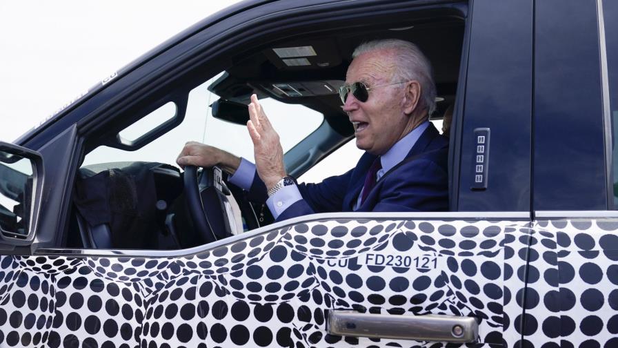 Biden regresa al volante en una camioneta eléctrica