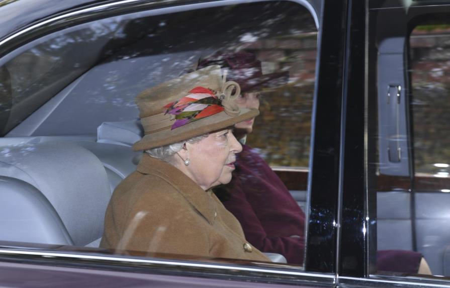 La reina se prepara para reunión sobre Enrique y Meghan