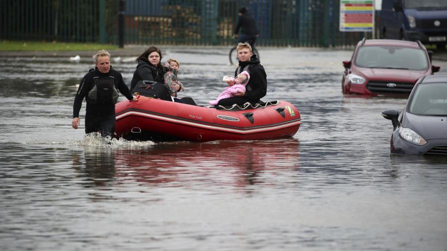 Tormentas en Inglaterra causan una muerte e inundaciones